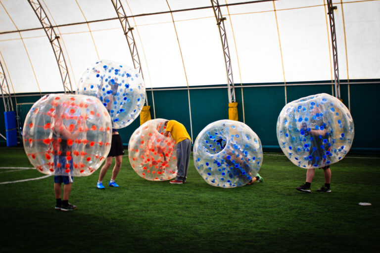 Bumper Ball w hali sportowej – mecz
